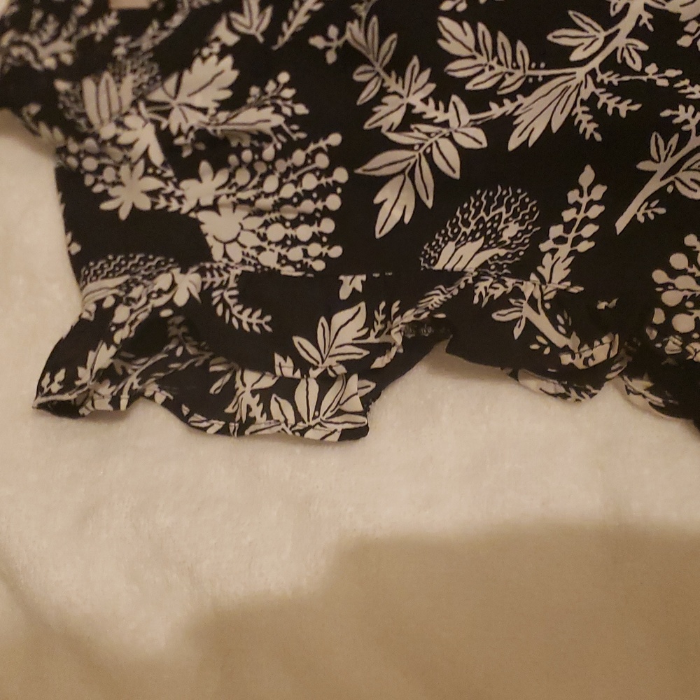Ruffle neck top - Picture 4 of 4